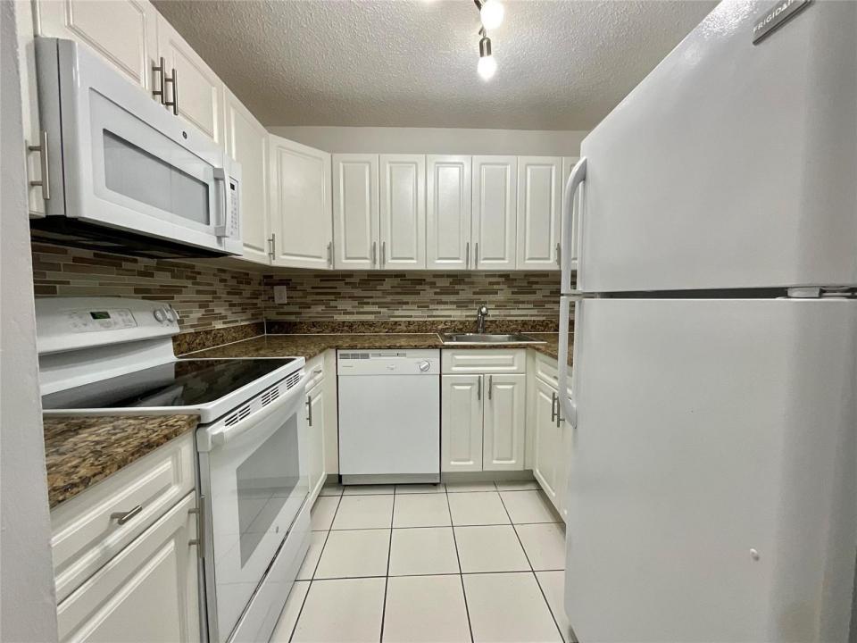 9517 Fontainebleau Boulevard 501-411, Miami, Floride 33172, États-Unis