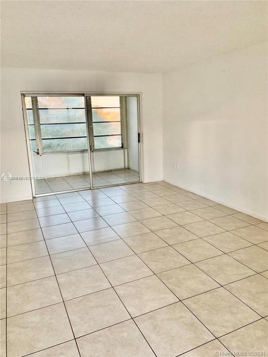 8220 Sunrise Lakes Blvd 307, Sunrise, Florida 33322, Stati Uniti
