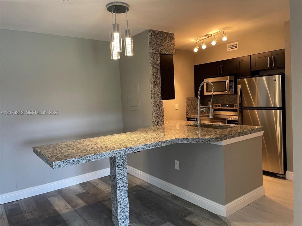 2803 N Oakland Forest Dr 206, Oakland Park, Florida 33309, Stati Uniti