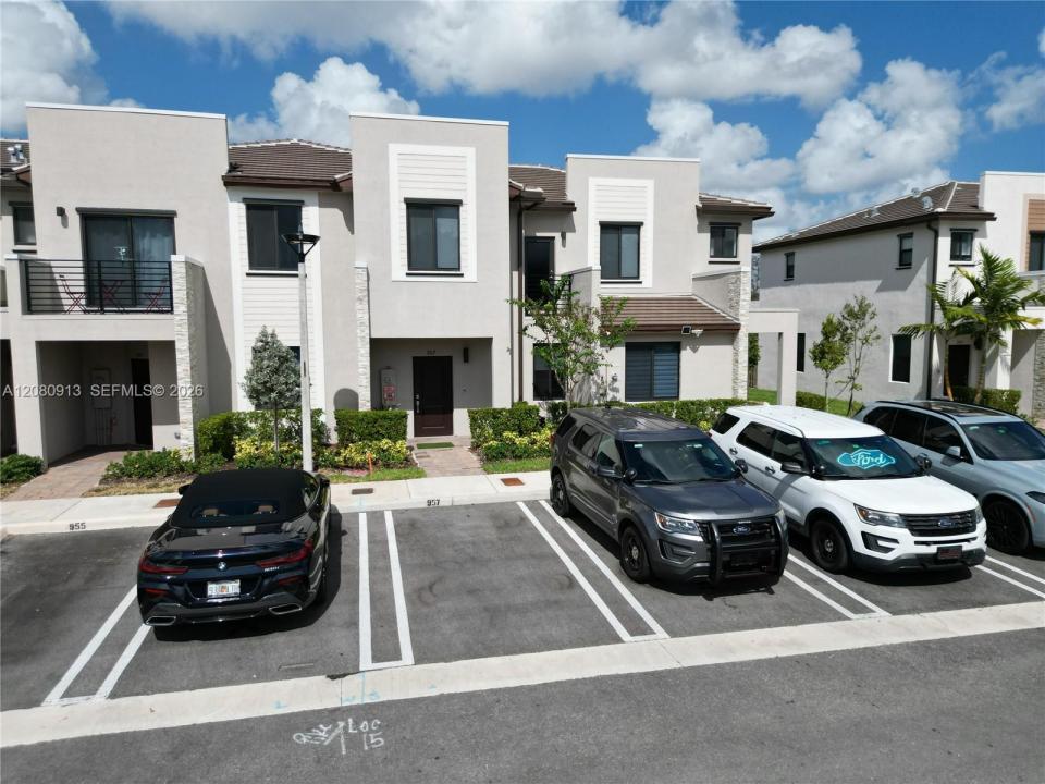 957 NE 211th St, Miami, Florida 33179, USA