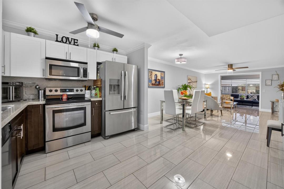 9881 Sunrise Lakes Boulevard 308, Sunrise, Floride 33322, États-Unis