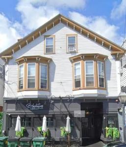 239 Main St. Street 3, East Greenwich, Rhode Island 02840, États-Unis