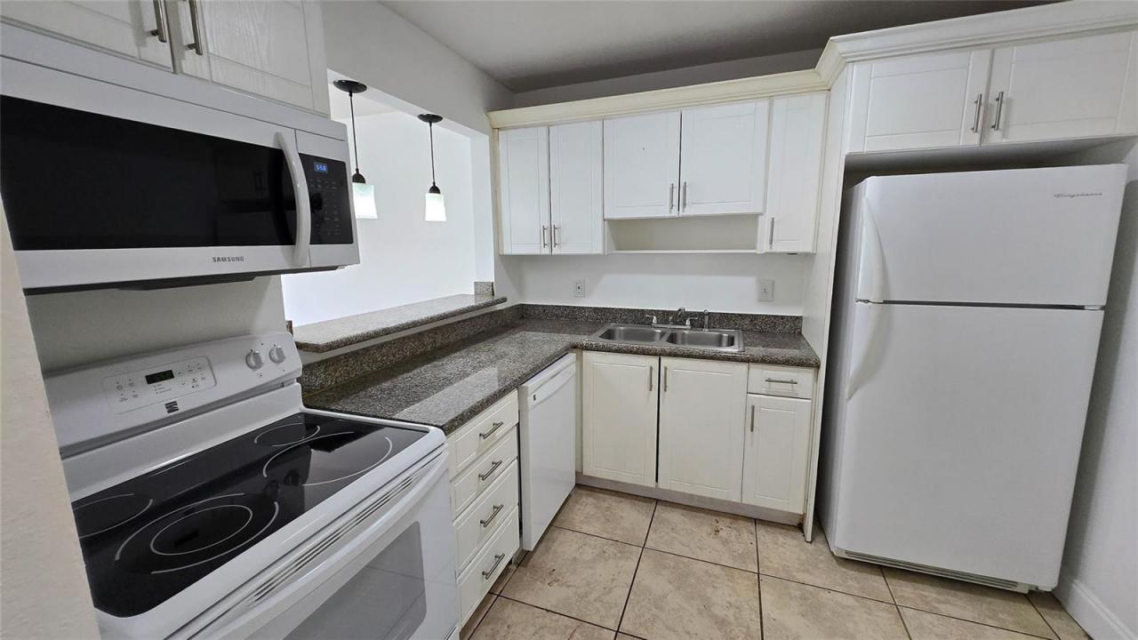15205 NE 6TH Avenue D206, Miami, Floride 33162, États-Unis