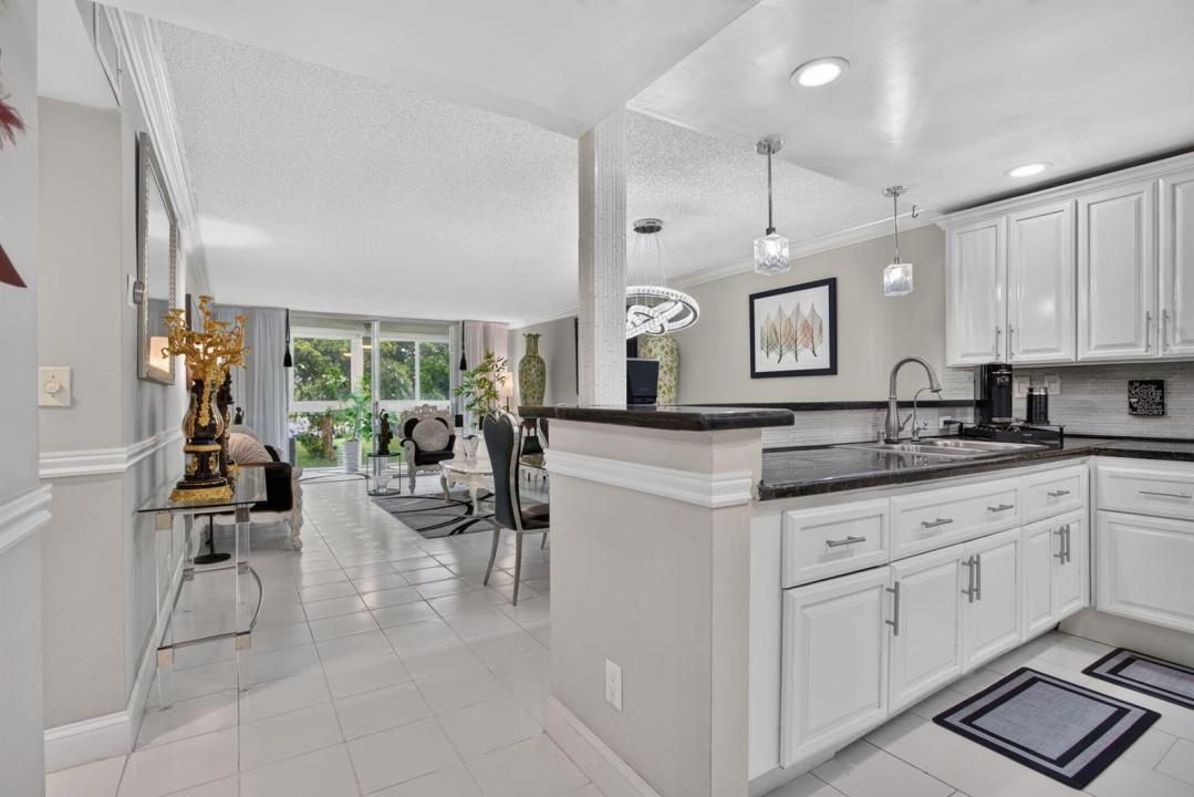 9201 Sunrise Lakes Boulevard 202, Sunrise, Flórida 33322, Estados Unidos