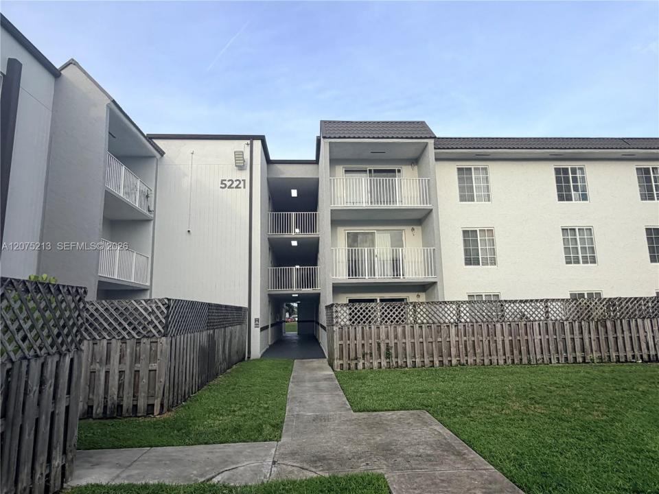 5221 Geneva Way 201, Doral, Floride 33166, États-Unis