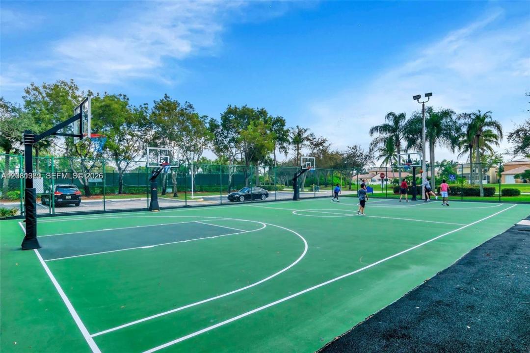 692 NW 170th Ter, Pembroke Pines, Florida 33028, USA