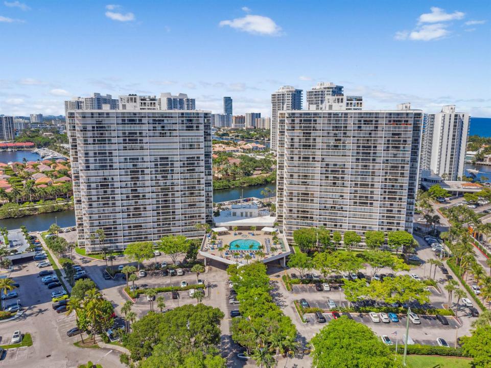 3701 N COUNTRY CLUB Drive 404, Aventura, Florida 33180, USA
