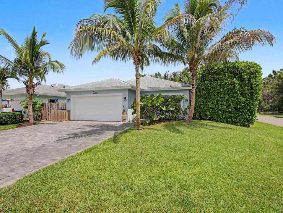 17700 Cornelia Avenue, Jupiter, Florida 33458, USA