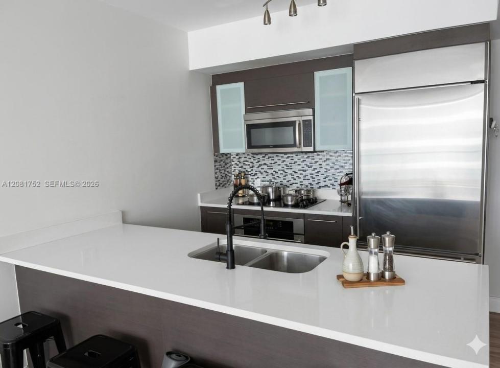 500 Brickell Ave 1806, Miami, Florida 33131, USA