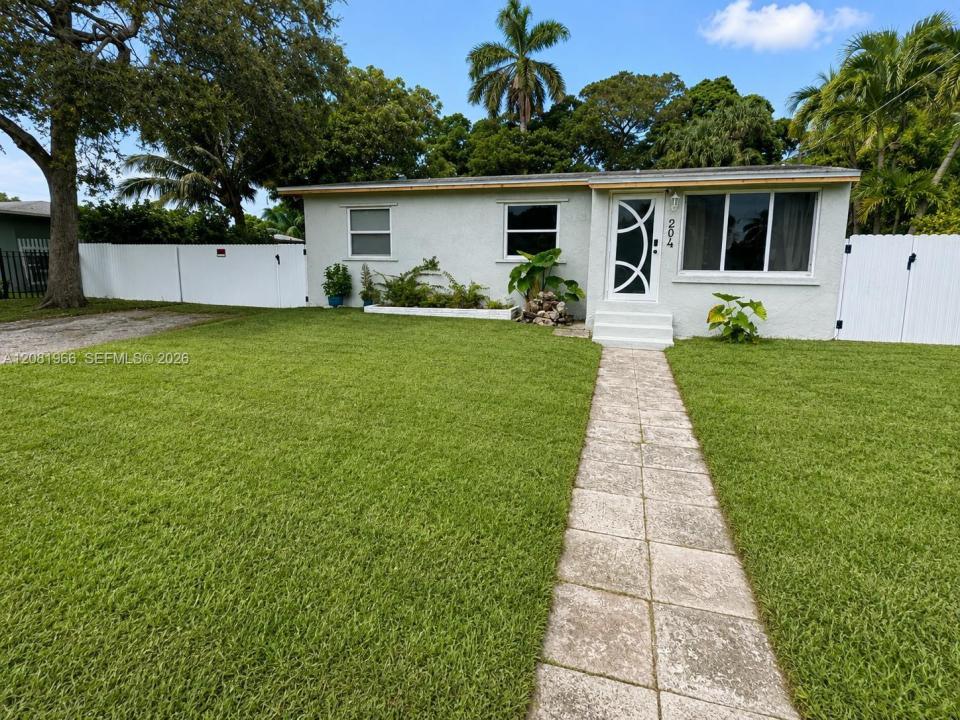204 SW 7th Ave, Hallandale Beach, Florida 33009, USA