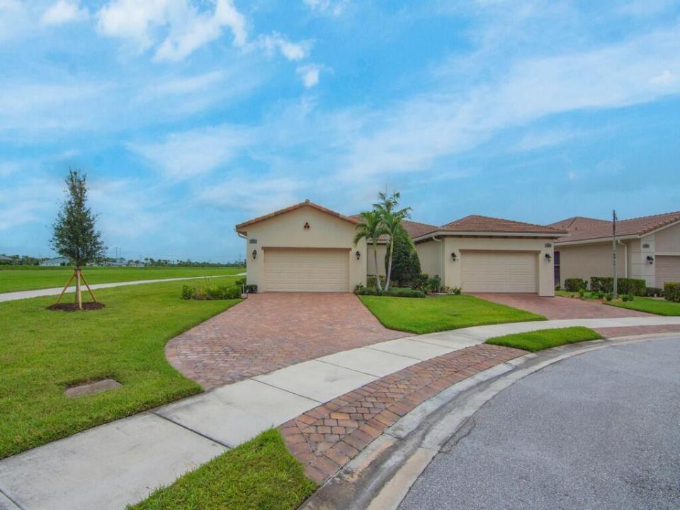 24032 SW FIRENZE Way, Port St. Lucie, Florida 34986, USA