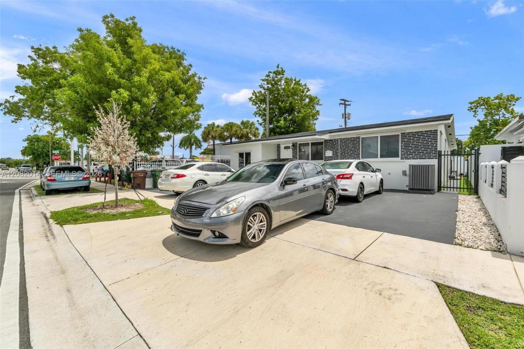 4851 E 8th Ct, Hialeah, Florida 33013, Stati Uniti