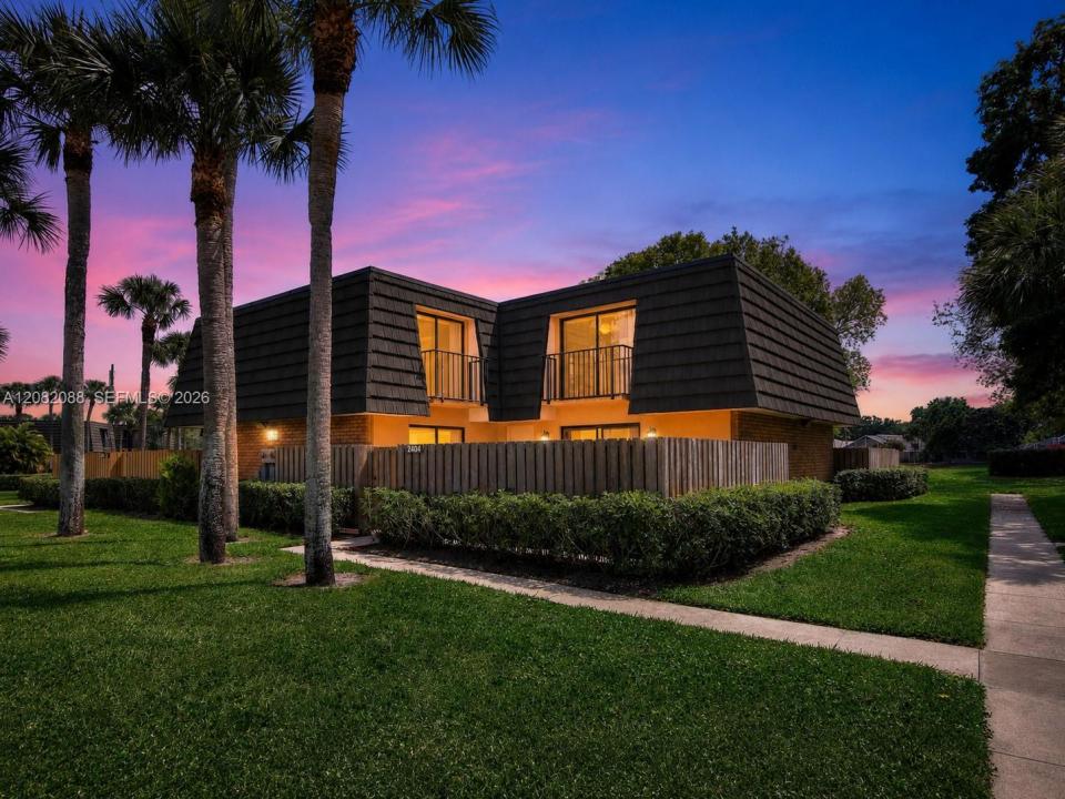 2404 24th Way, West Palm Beach, Florida 33407, USA