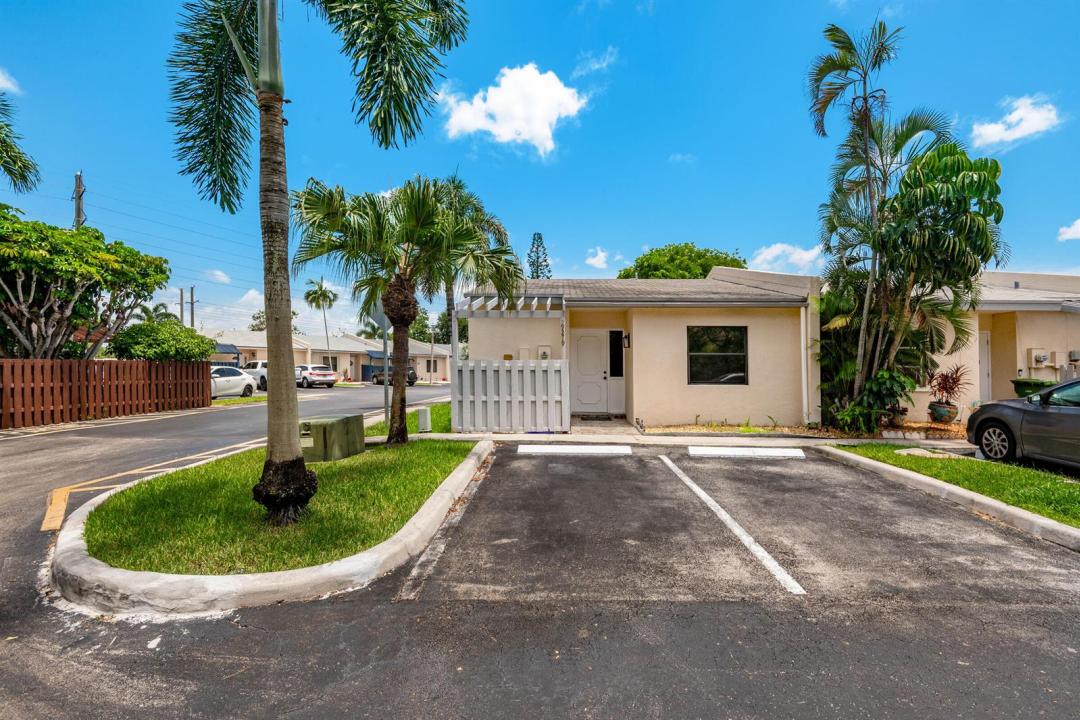 9279 NW 17TH Court, Pembroke Pines, Floride 33024, États-Unis