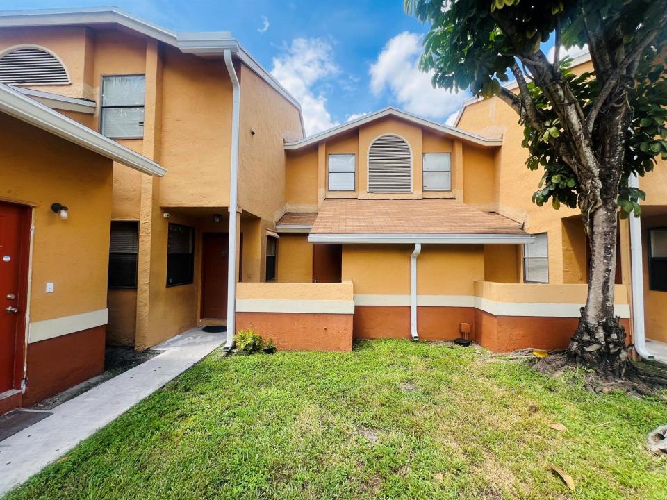 2491 NW 56th Avenue 103, Lauderhill, Florida 33313, USA