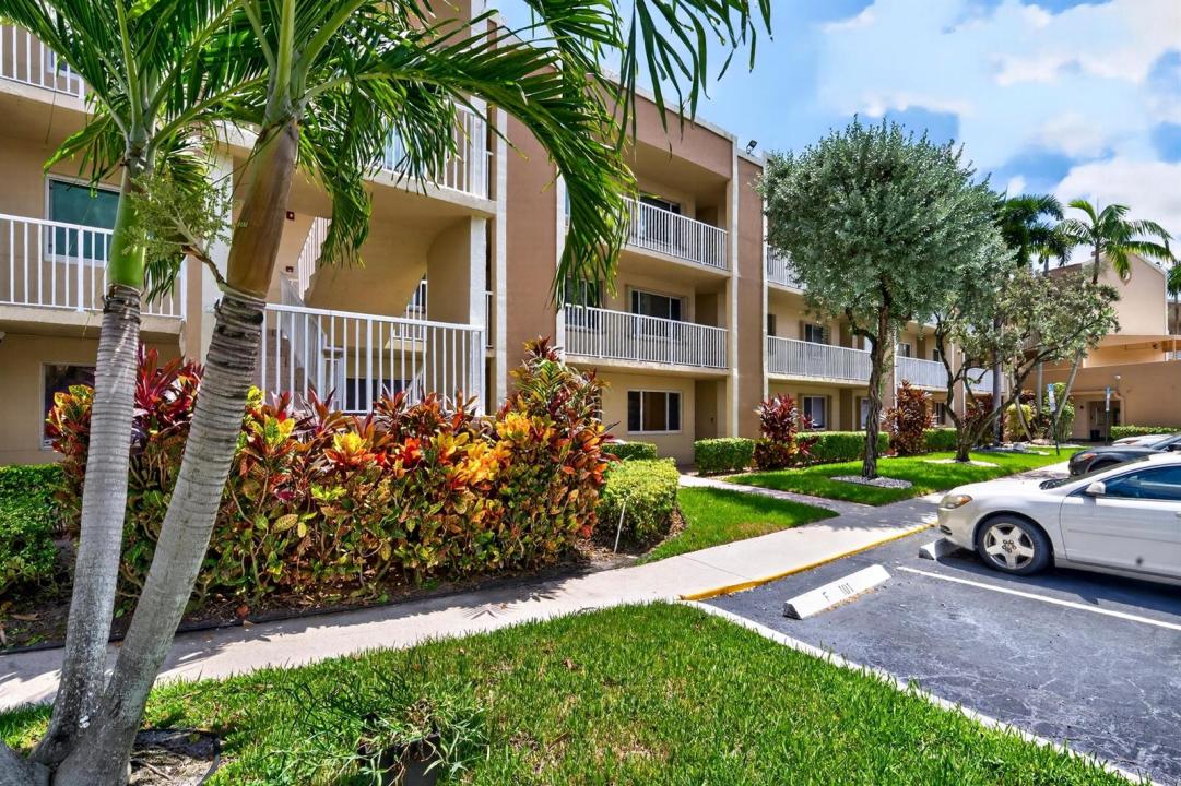 7348 N DEVON Drive 203, Tamarac, Floryda 33321, USA