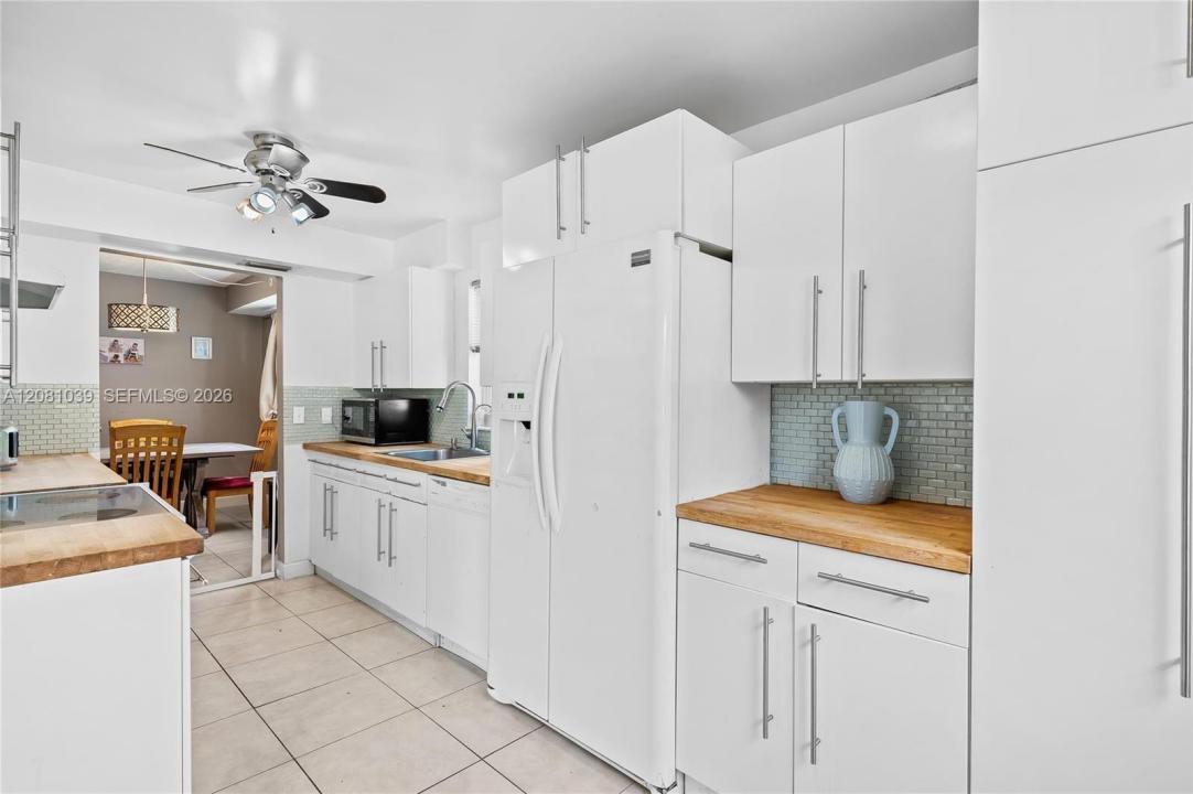 8002 Lagos De Campo Blvd B-101, Tamarac, Florida 33321, USA