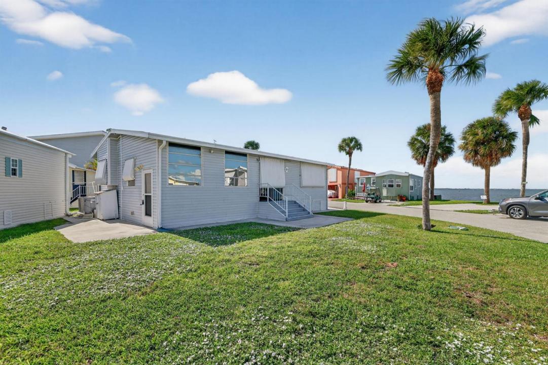 217 NETTLES Boulevard, Jensen Beach, Florida 34957, USA