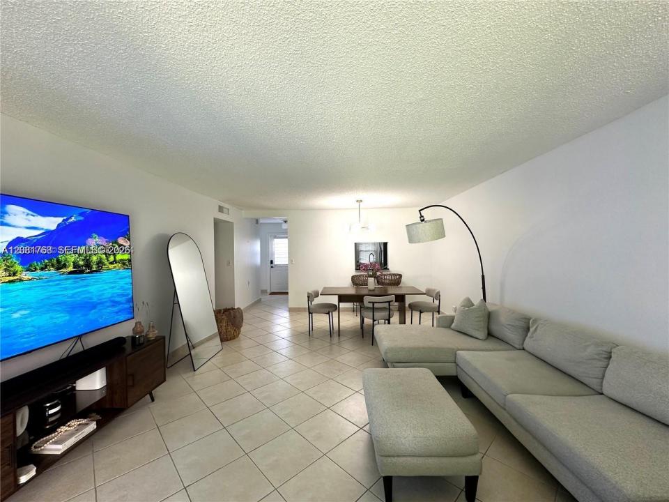 620 NE 12th Ave 102, Hallandale Beach, Floride 33009, États-Unis