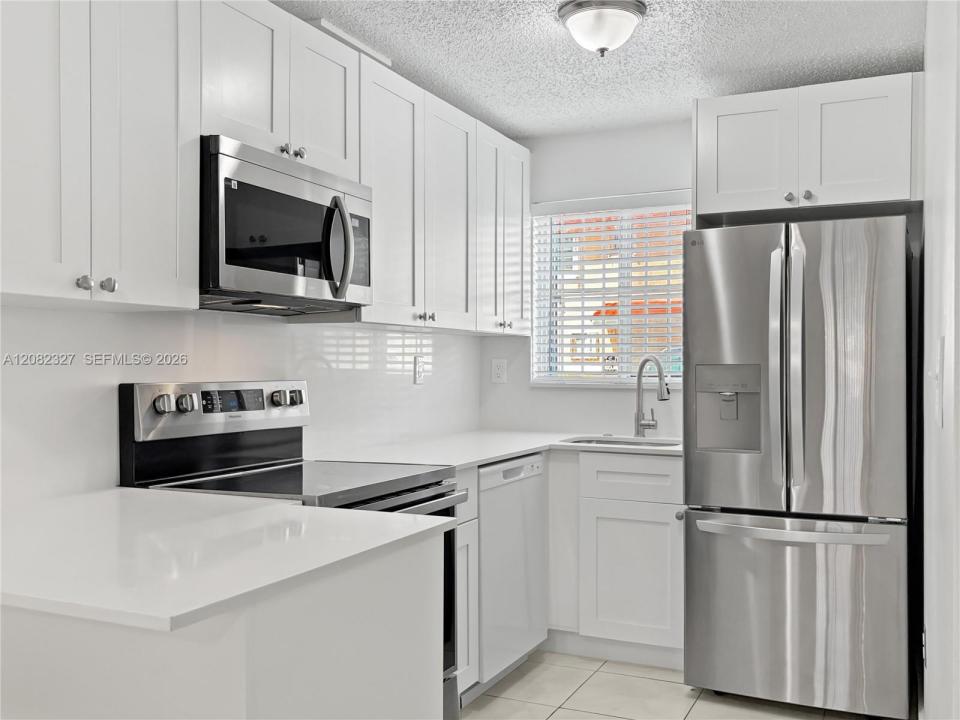 8055 NW 8th St 3, Miami, Florida 33126, USA