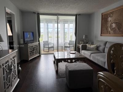 8220 Sunrise Lakes Blvd 211, Sunrise, Florida 33322, USA