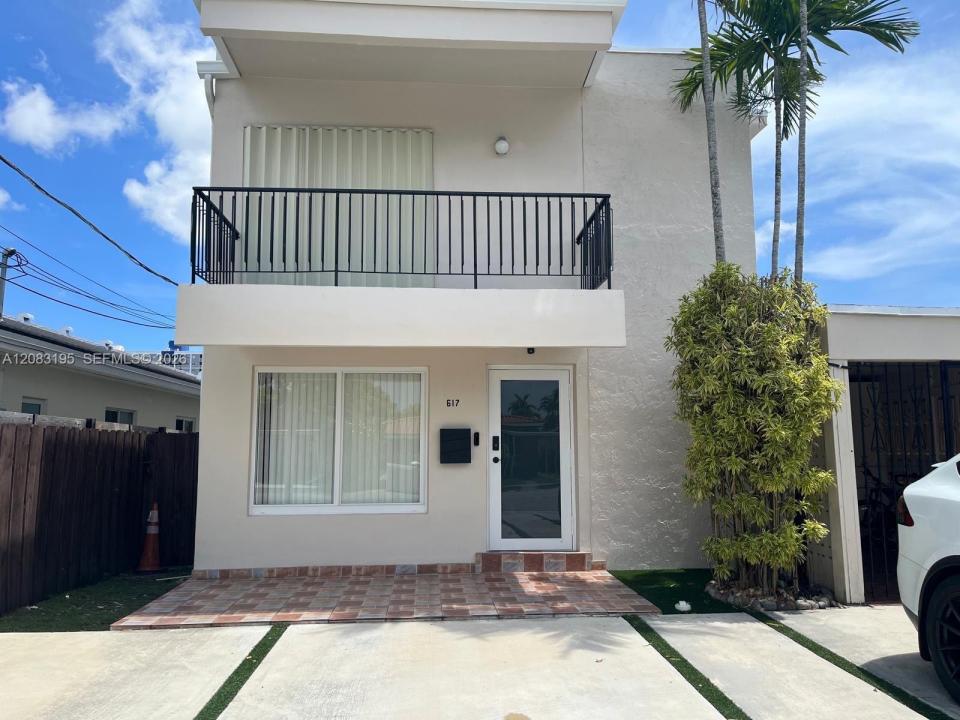 617 NW 58th Ave, Miami, Floryda 33126, USA