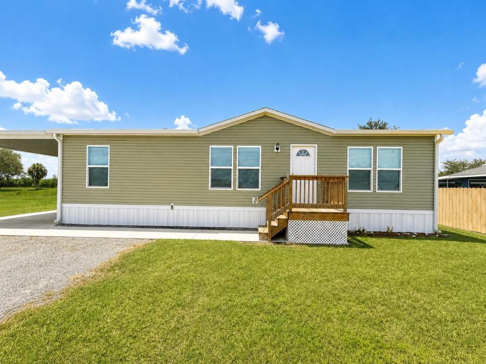 1121 ORANGE Loop, Okeechobee, Florida 34974, USA