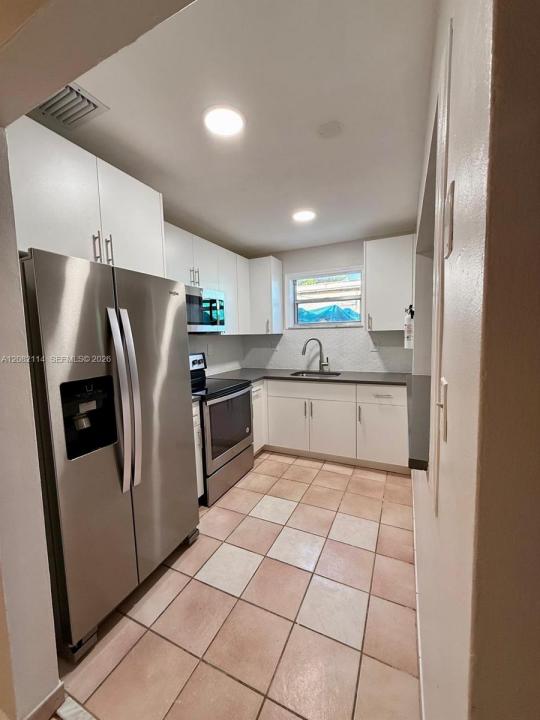 2433 SW 11th St, Miami, Florida 33135, USA