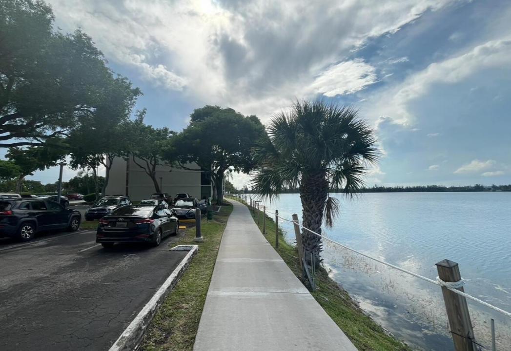 114 LAKE EMERALD Drive 401, Oakland Park, Floride 33309, États-Unis