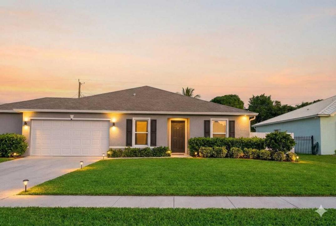2507 SE CHARLESTON Drive, Port St. Lucie, Floride 34952, États-Unis