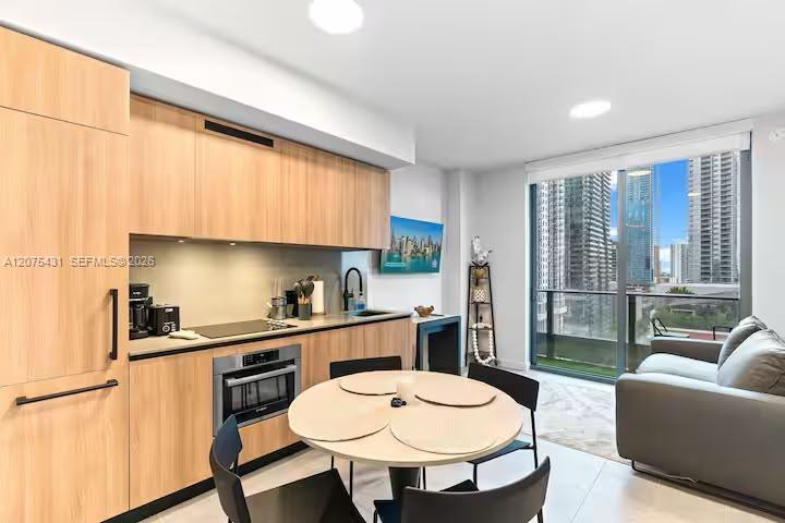 121 NE 5th St 1711, Miami, Florida 33132, USA