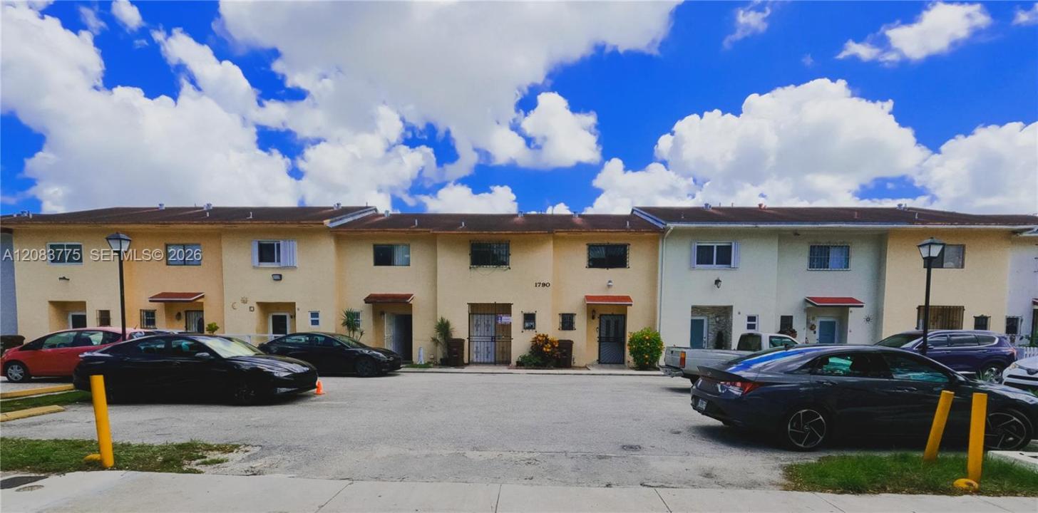 1790 W 58th St 6, Hialeah, Floryda 33012, USA
