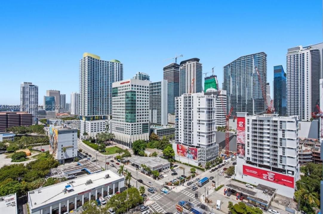 239 SW 9TH 1704, Miami, Floryda 33130, USA