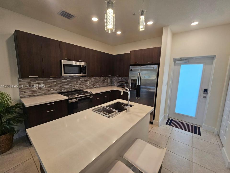 8301 NW 41st St B-402, Doral, Flórida 33166, Estados Unidos