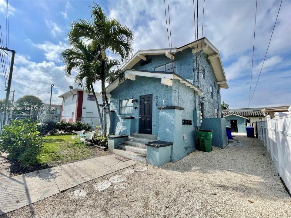 236 SW 10th Ave B, Miami, Florida 33130, USA