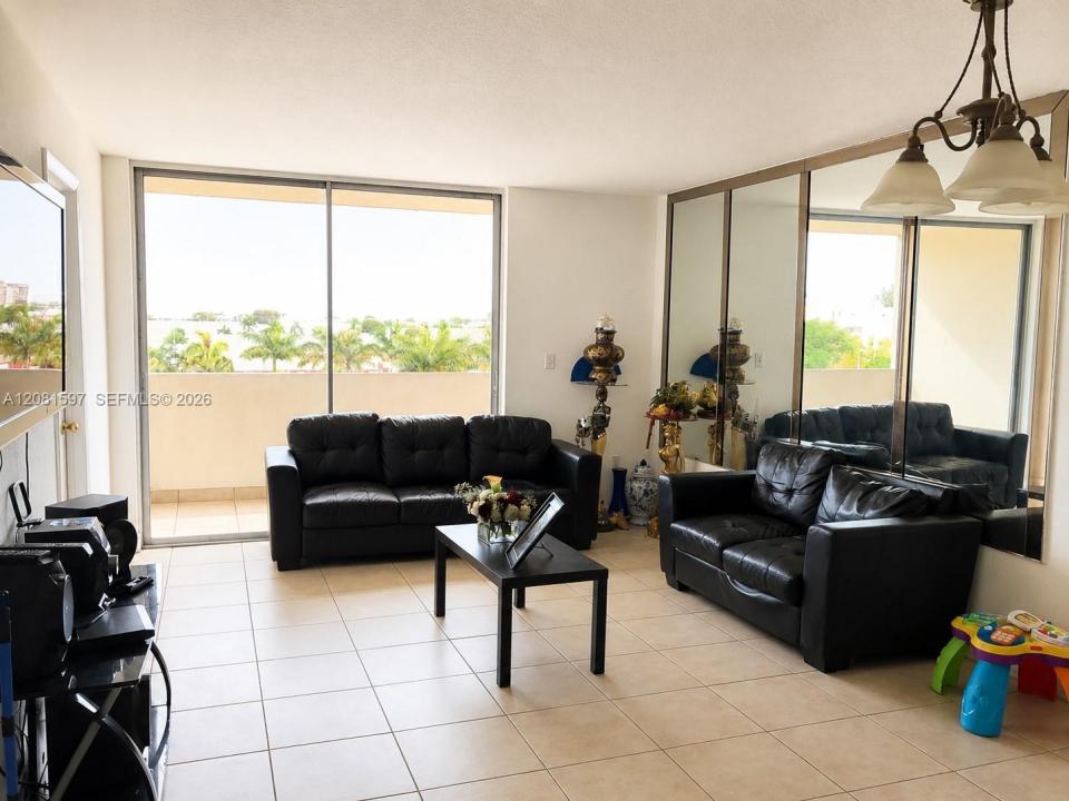 10090 NW 80th Ct 1561, Hialeah Gardens, Florida 33016, USA