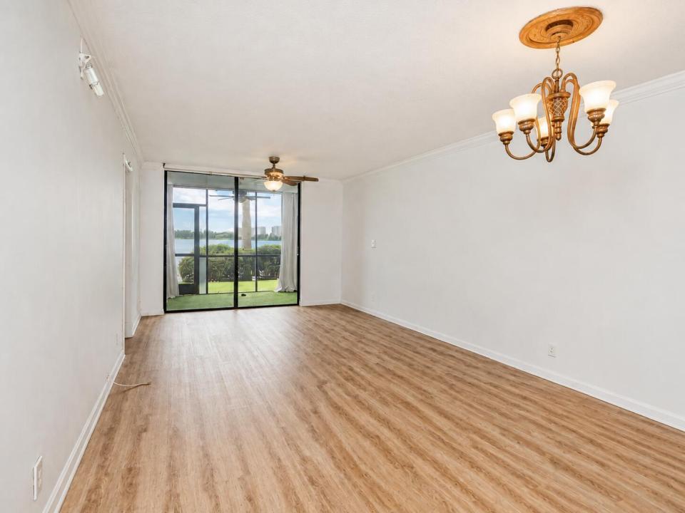 110 LAKE EMERALD Drive 103, Oakland Park, Floryda 33309, USA
