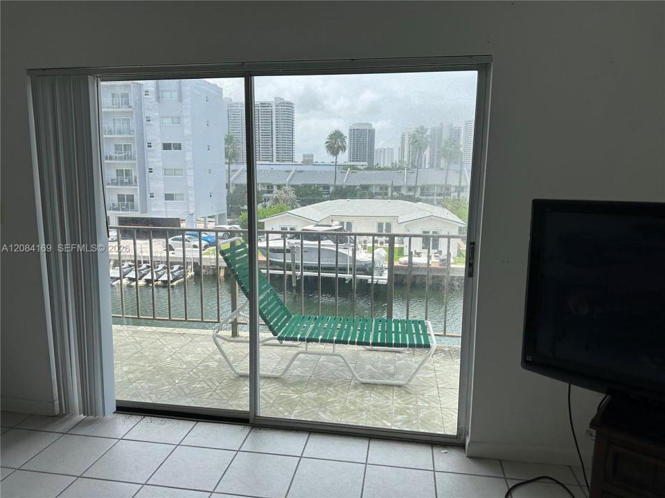 3665 NE 167th St 307, North Miami Beach, Florida 33160, Stati Uniti