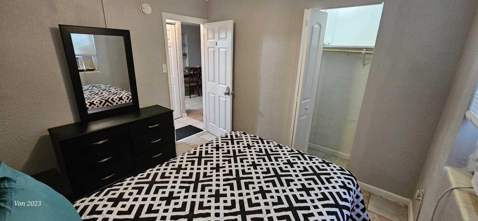 1069 W 30TH Street 6, Riviera Beach, פלורידה 33404, ארצות הברית של אמריקה