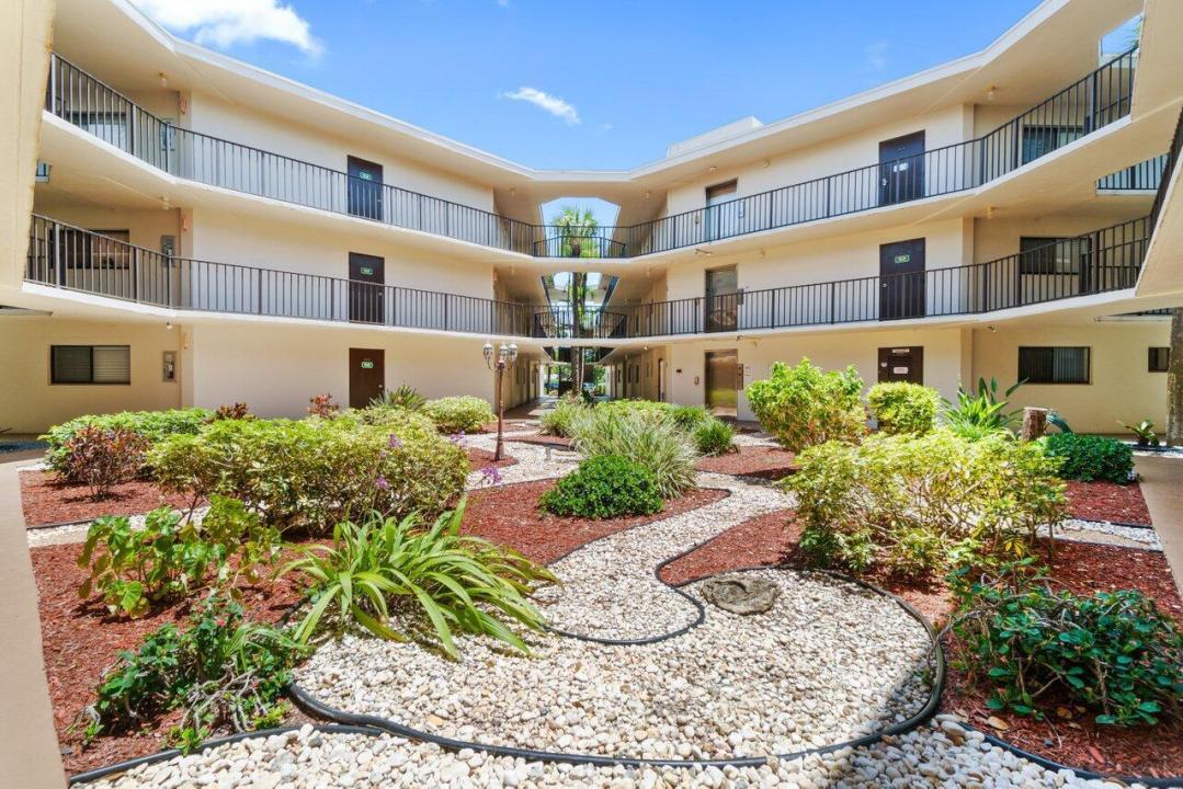 5100 Las Verdes Circle 316, Delray Beach, Florida 33484, USA