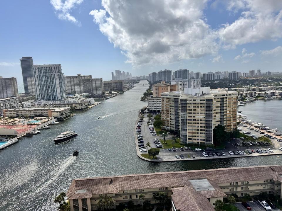 2602 E Hallandale Beach Blvd R2105, Hallandale Beach, Floride 33009, États-Unis