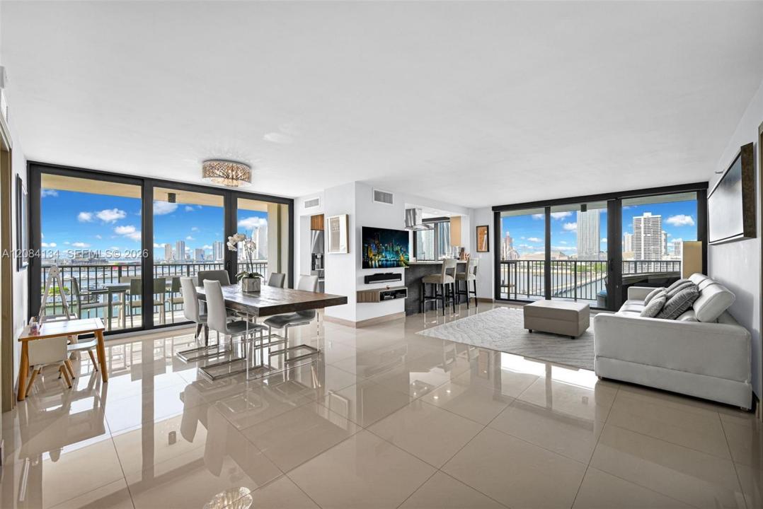 801 N Venetian Dr 1208, Miami, Floryda 33139, USA