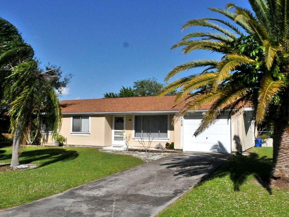258 SW Bridgeport Drive, Port St. Lucie, Florida 34953, USA