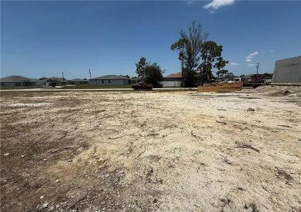 2208 NE 39th TER, Cape Coral, Florida 33909, USA
