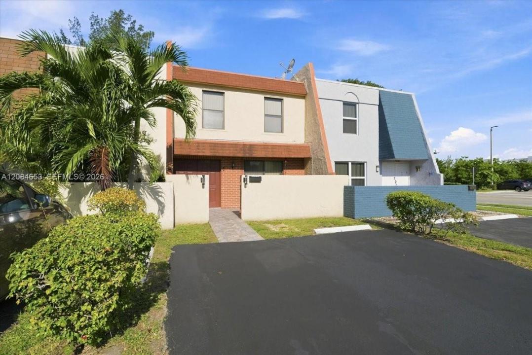 7597 NW 75th Ave, Tamarac, Florida 33321, USA