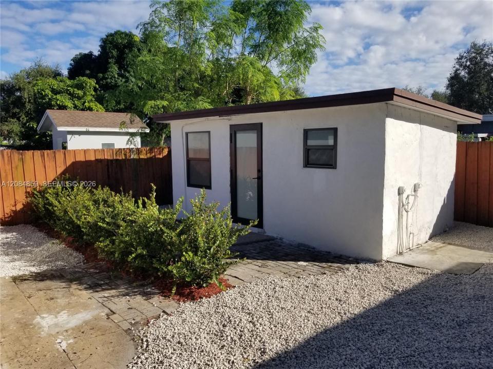 1756 NW 94th St 2, Miami, Floryda 33147, USA