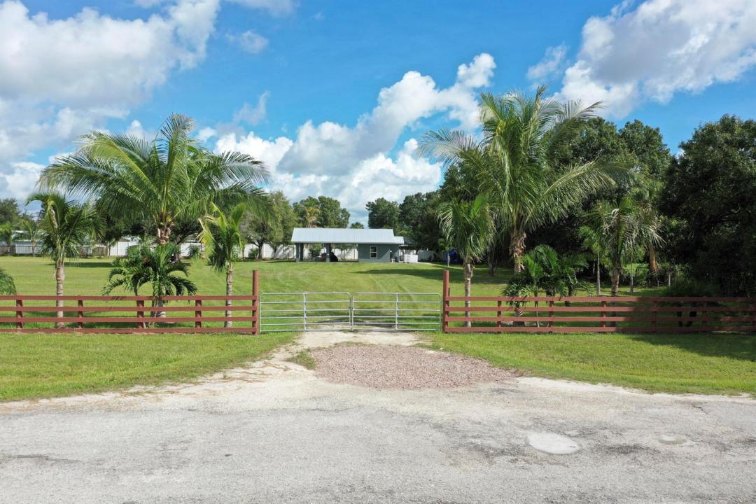 2055 SW 3rd Street, Okeechobee, Floryda 34974, USA