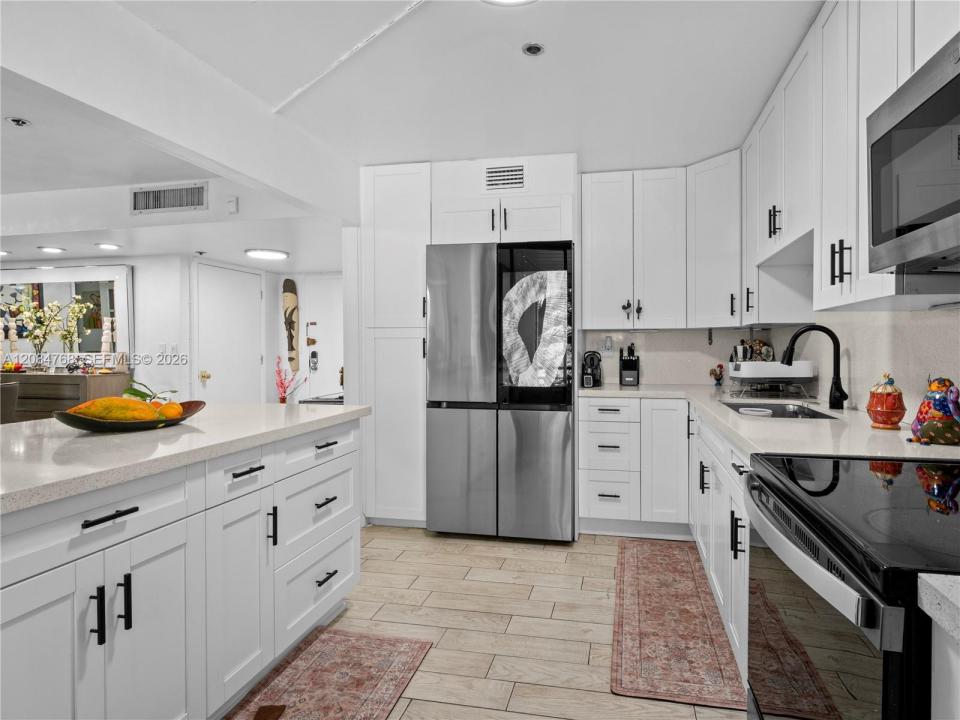 671 NE 195th St 329E, Miami, Florida 33179, USA