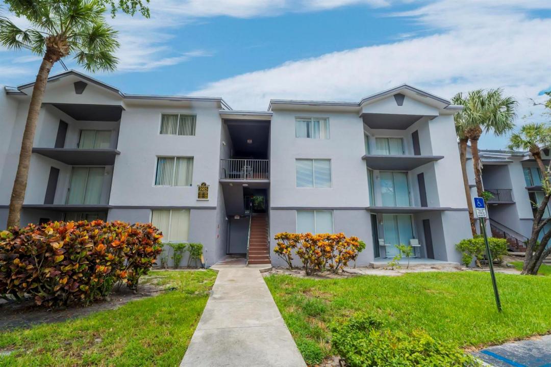 3985 W MCNAB Road A108, Pompano Beach, Floride 33069, États-Unis