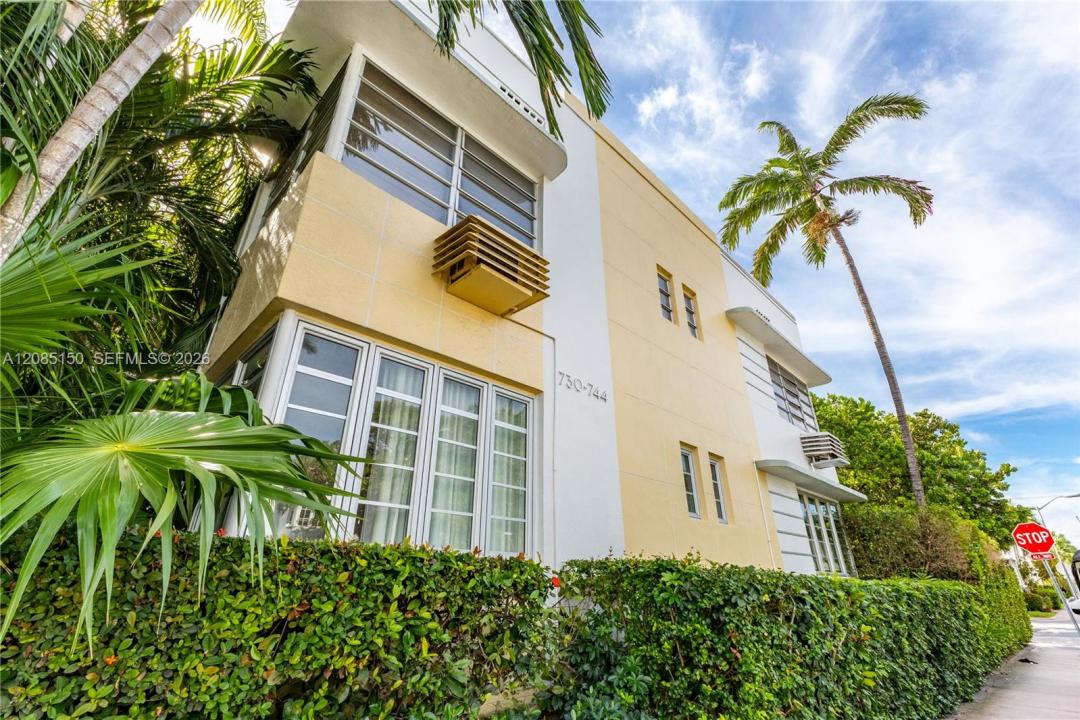742 10th St 209, Miami Beach, Florida 33139, USA
